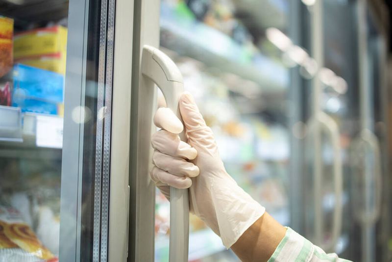 Maintaining & Cleaning Glass On Commercial Refrigeration Units